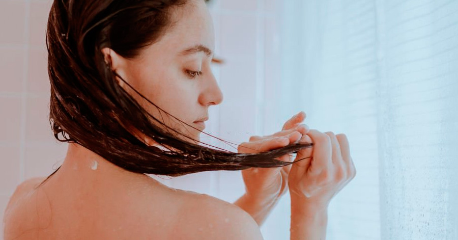 Técnica del método curly para refrescar el cabello ondulado y recuperar las ondas